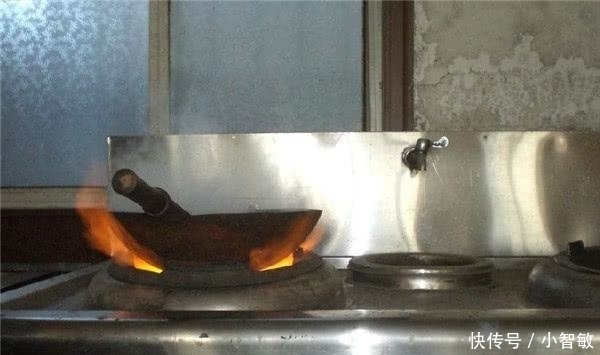 案台|饭店的厨师炒菜时,为什么要让水龙头一直开着,不怕浪费水吗?