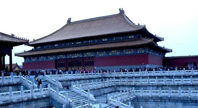  大门|紫禁城的大门，一人可随意出入，一人只能进一次，三人只可出一次