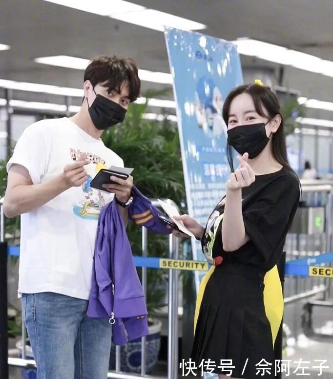  黑色衬衫|张檬小五十指相扣现身机场，大方秀恩爱，高调撒狗粮！配的一脸