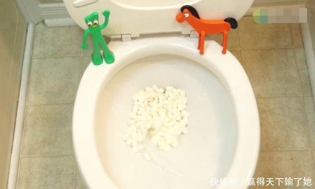 马桶|男子将两包棉花糖全部倒进马桶内,按下冲水键出现这样一幕