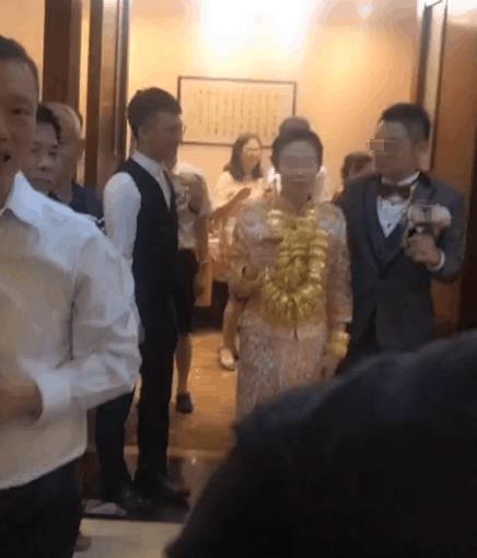 淡定|小伙参加同学的婚礼, 可是当新娘出来敬酒时候, 大家都不淡定了