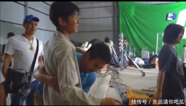 路透|邓超剧场公主抱王源,路透图曝光,王源的真实颜值也太普通了吧