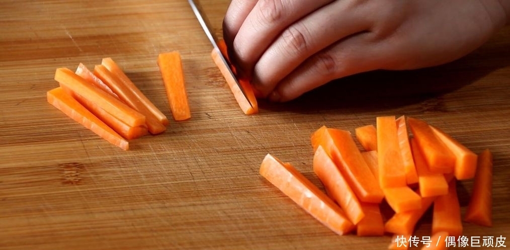 胡萝卜|鹌鹑蛋搭配两种菇一起炒,看着清爽,吃着不腻,口感很棒