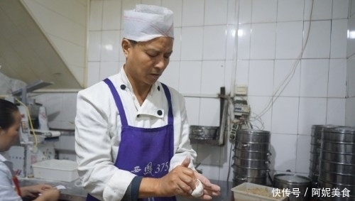 西安|53岁大叔卖蒸饺20年,日售三四百笼,供出两名大学生