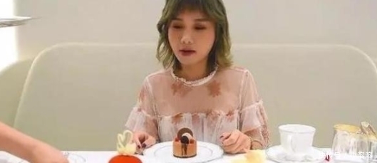 近况|密子君吃“天价”甜品,看完近况后,粉丝你这样还能吃得下不