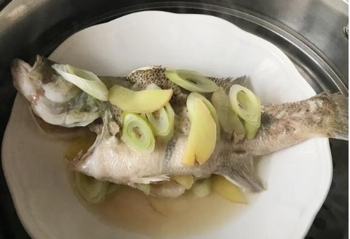 厨师长|清蒸鲈鱼时,放盐和料酒都不对?厨师长教你正确做法,太香了