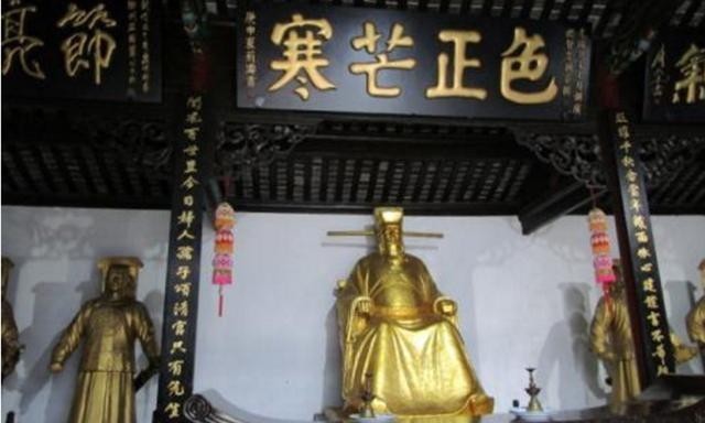 卖国贼|1958年,人们把这个“卖国贼”遗骨挖出,挂在拖拉机上游街示众