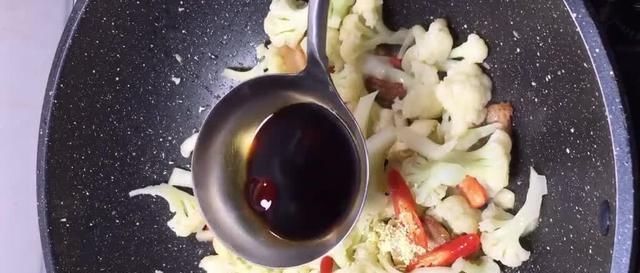 爽脆|家常版花菜炒肉的做法,鲜嫩爽脆营养健康,香辣咸鲜极其下饭