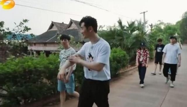 何老师|《向往》黄晓明“撑伞”太好笑,何炅被淋湿,想起当年的孙俪