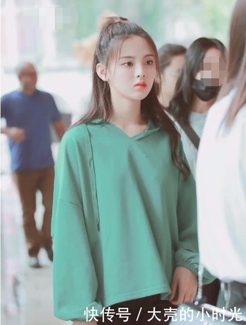 太过分|杨超越也是没谁了,双腿P得太过分,却意外被膝盖给暴露了!