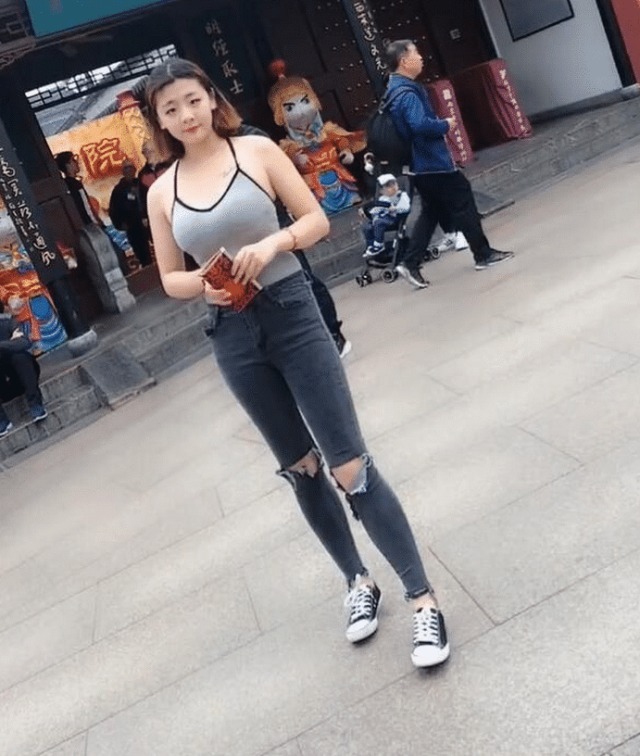 美极了|街拍吊带上衣配牛仔裤,小姐姐如此穿搭美极了!