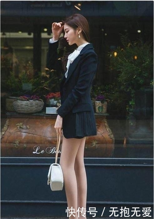 吊带裙|时尚街拍:飘逸红色吊带裙,成熟自信的气质让人难忘!