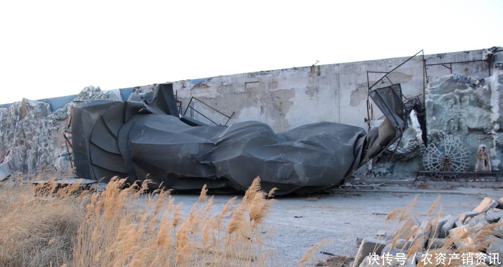 丽丽|世界上最大秦始皇铜像, 煅铜制造, 重6吨, 却在风中华丽丽地倒下