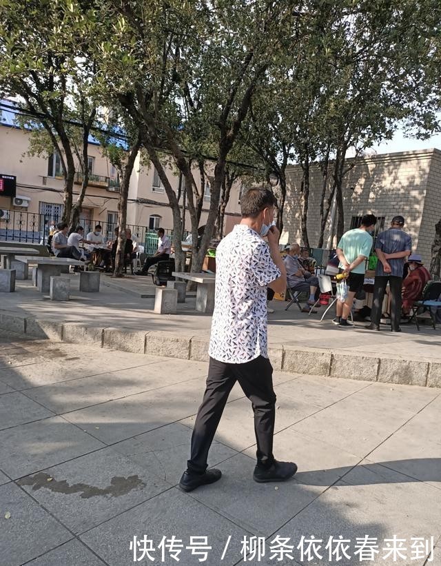  老人|公园变成了老人的棋牌室.有人管理，有人占地盘，一天1千