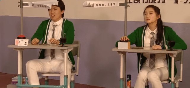 baby|baby关晓彤同时扮学生,两人坐姿看出差距结过婚就是不一样