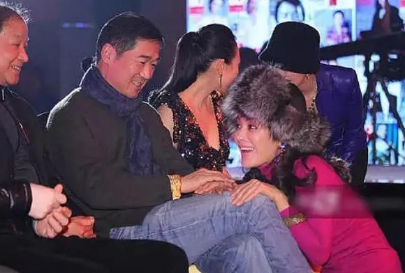 谄媚|宁静当年蹲在张国立脚边说话,表情谄媚,旁边章子怡一脸看不上