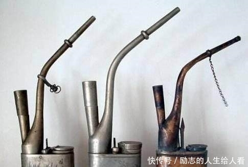 负责敬烟|慈禧吸烟规矩多，宫女跪着伺候，洒一点火星就掉脑袋