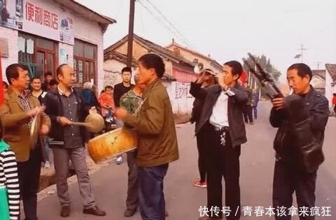 新娘|结婚前女子车祸去世，男子如期结婚，看见新娘下车后，宾客们泪目