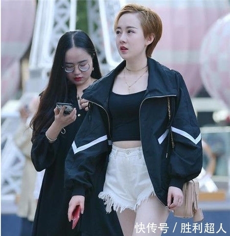 活泼开朗|街拍:活泼开朗的小姐姐,吊脖上衣配短裤,好吸睛