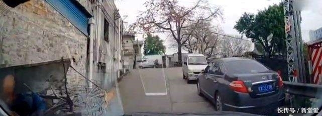 路虎|路虎狂摁5次喇叭, 三轮车大爷没听到, 记录仪拍下大爷绝望的3秒