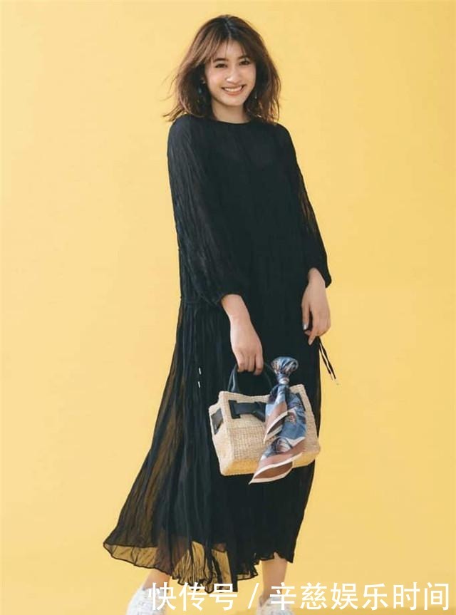 运动鞋|日本女孩太会穿,运动鞋配吊带裙,不会捂脚还时髦