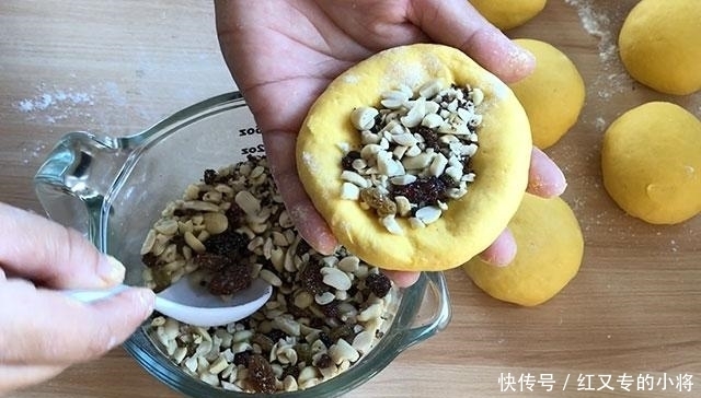 牛奶|花生馅儿的南瓜面包,松软香甜,步骤简单,配一杯牛奶可当早餐