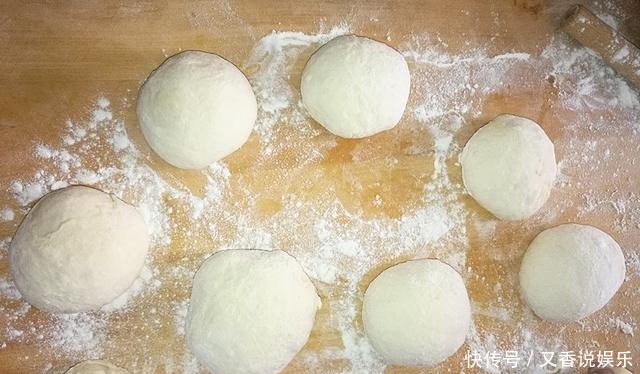  发硬|大姑烙的发面饼，松软有层次，放两天也不发硬，仅多做了一步！