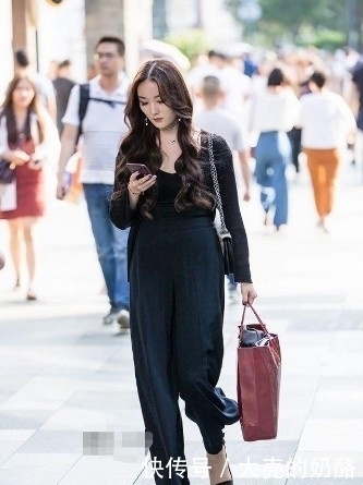尽显|路人街拍，简约的修身设计突显气质，在不经意间尽显女神高雅品质