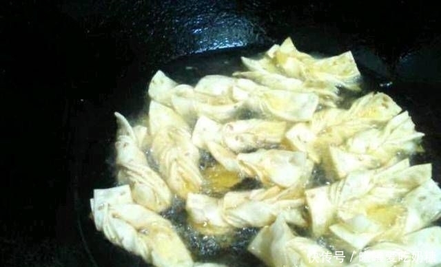  美味|一碗面粉，一把芝麻，教你做美味的油炸筷子，咸脆香！