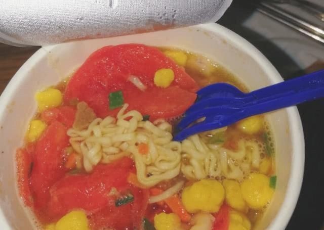 啥样|泡面能被熊孩子“作”成啥样?忍了牛奶泡面,看到酒杯泡面:人才