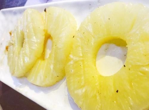 迪拜|迪拜的土豪怎么吃水果,草莓认了,菠萝认了,看到西瓜不淡定了