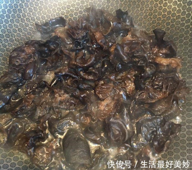 美味|鸡蛋炒洋葱木耳,家常小炒,营养美味,方便快捷!