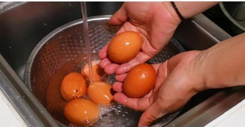 煮鸡蛋|水煮蛋时,不要只加清水煮,加一勺它,鸡蛋又香又嫩,好剥皮