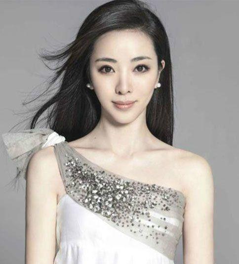 李思思|26岁主持春晚一夜成名，当红时期隐退嫁富豪，3年生下俩儿子！