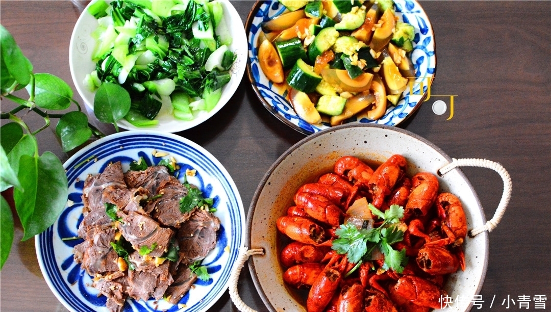 皮蛋|两口子周末的午餐,两荤两素花了一百多元钱,够丰盛吗?