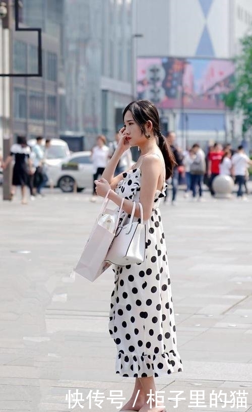 简洁|街拍:腿长个高青春的小姐姐,搭配上大气简洁看着柔美!