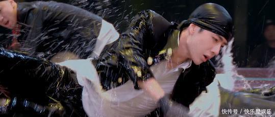  炫酷|王一博带伤上场，水中滑跪炫酷，张艺兴欢乐挑刺：一博没有脱衣服