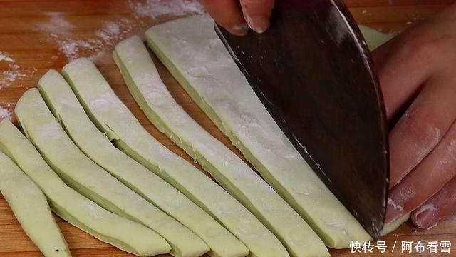 肉末黄瓜皮拌面|黄瓜不要凉拌了,教你花样吃法,做法简单吃着过瘾,汁都不剩