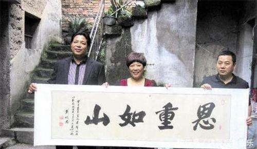 永不|“乞丐”富翁何荣峰，一饭之恩永不忘！21年后100万现金报答