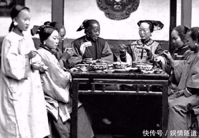 洗脚|丫环帮少爷洗脚，看了脚后，少爷：我娶你！后生下一子家喻户晓