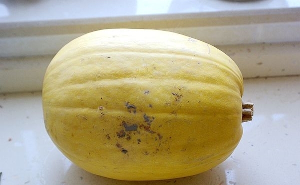 老板|女子买瓜回家，切开后里面全是面条，找老板理论时却惭愧的低下头