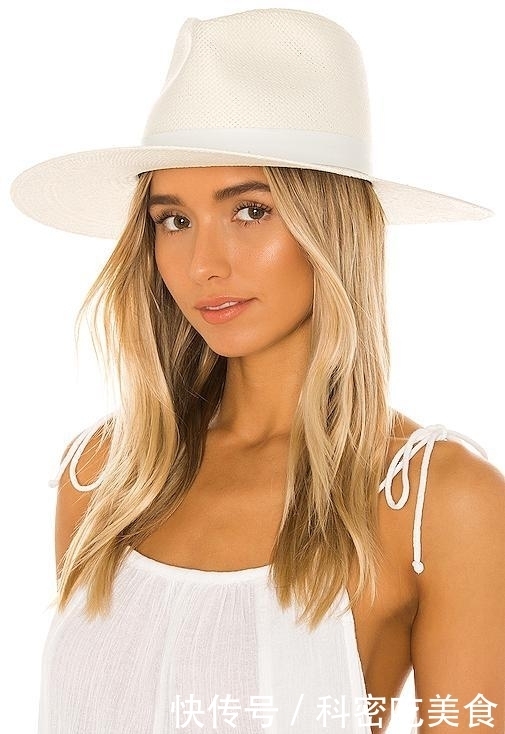 谈话|梅根与知名评论员后院谈话,脚放凳子上显真性情,全程无王室架子