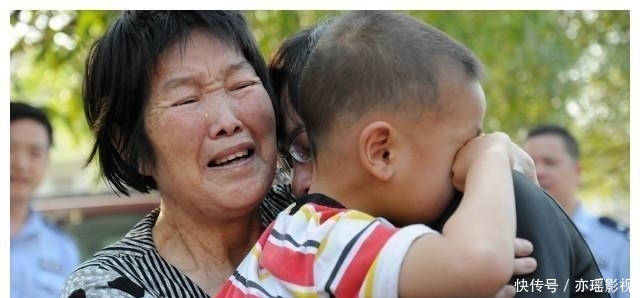  孩子|7岁小乞丐在街头认出爸爸，宝爸却拒绝相认，民警夸赞：非常机智