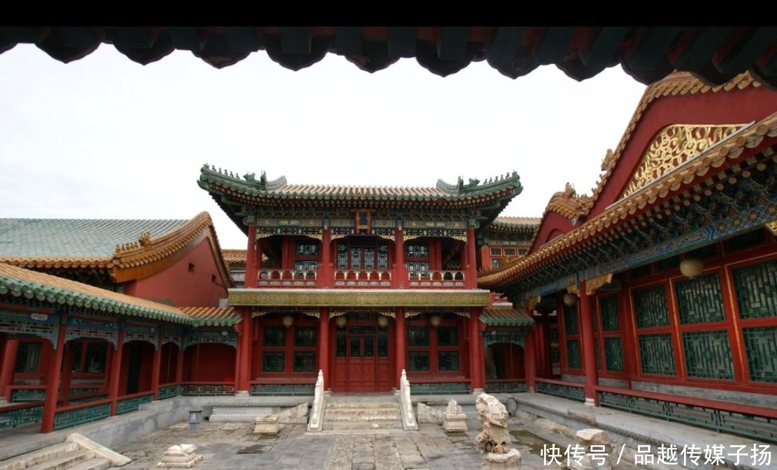 抢到|故宫里一场大火烧毁大量珍宝,百姓争先抢垃圾,真有人抢到了金子