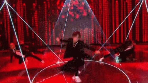 额头|王一博拍街舞带火新发饰,额头阴影粉是亮点