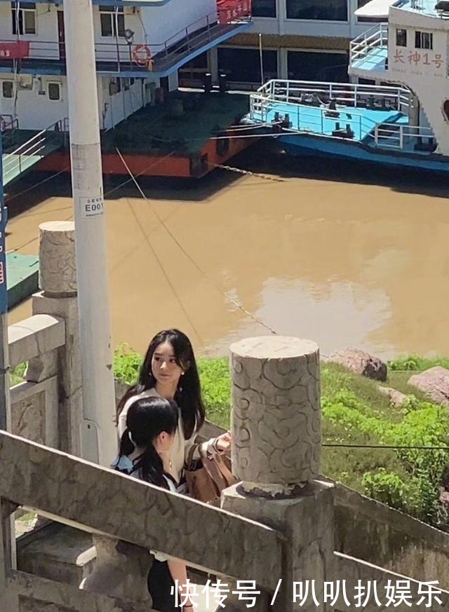 笑容|赵丽颖录《中餐厅》再曝路透照,笑容明媚,黄晓明林大厨热情接待