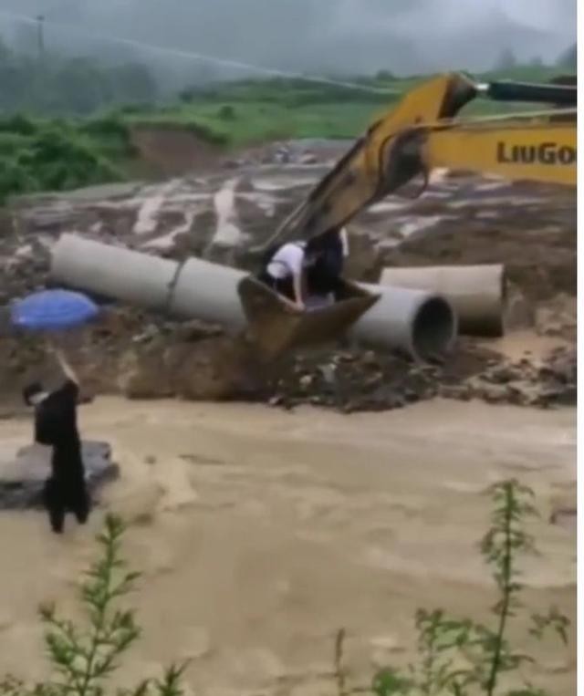  挖掘机|“洪水中救下14人”，这是挖掘机中的“救人机”