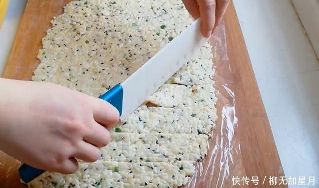  特别|剩米饭不要炒着吃了，试试这种做法，咬一口又酥又脆，特别的香