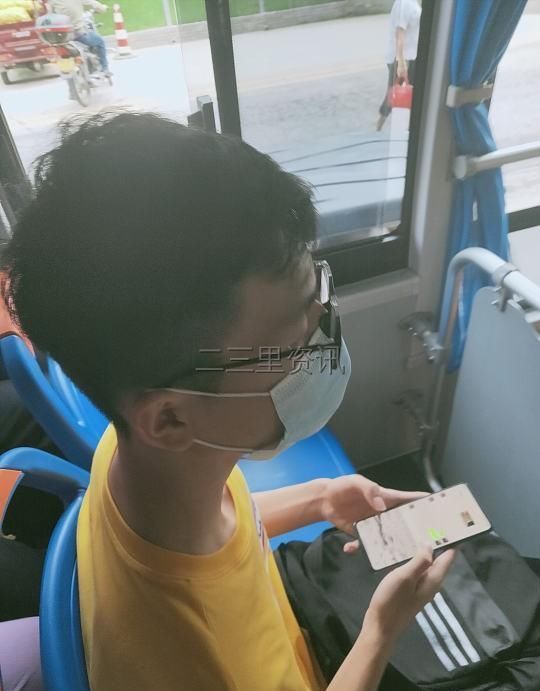 中学生|中学生22路公交车上霸占座位:这是我给我同学占的