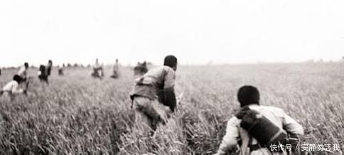  抗战|抗战时八路军打鬼子历史照，向日军反冲锋，被打死的日军躺在地上